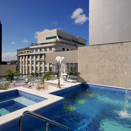Hotel Atlantico Business Centro Ρίο ντε Τζανέιρο Εξωτερικό φωτογραφία The photo shows a rooftop area featuring a swimming pool and a spa. The pool is inviting with a clear blue water, and there appears to be a waterfall feature. Surrounding the pool are areas for relaxation, possibly with sun loungers. In the backgroun